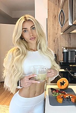 Eva , 25 years old – blonde hair,  green eyes from Toronto, Canada - Photo 1667009