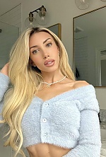 Eva , 25 years old – blonde hair,  green eyes from Toronto, Canada - Photo 1667003